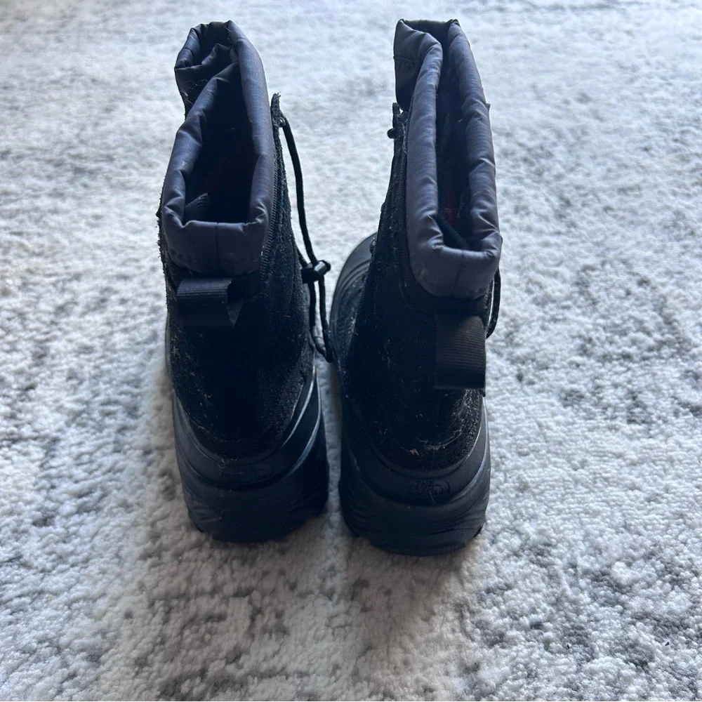 The North Face Youth Alpenglow V Waterproof Boots in black. Size 3